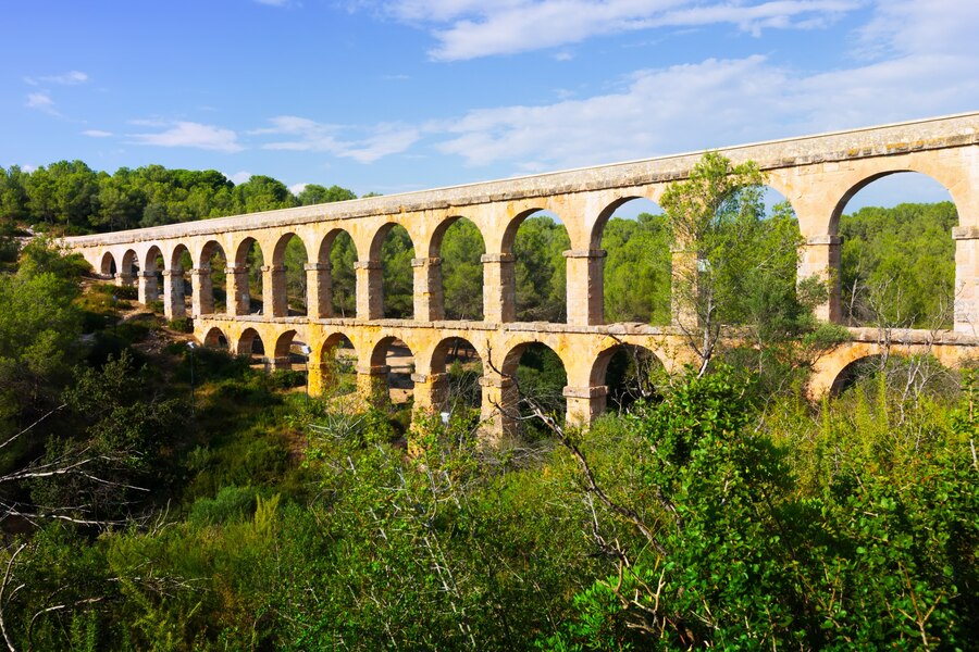 Una de las obras más notables de Apolodoro fue el Puente de Trajano sobre el río Danubio. Este puente, de casi 1,135 metros de longitud, fue un logro extraordinario en términos de ingeniería y logística. Permitió el movimiento eficiente de las tropas romanas y consolidó el poder del Imperio en la región.